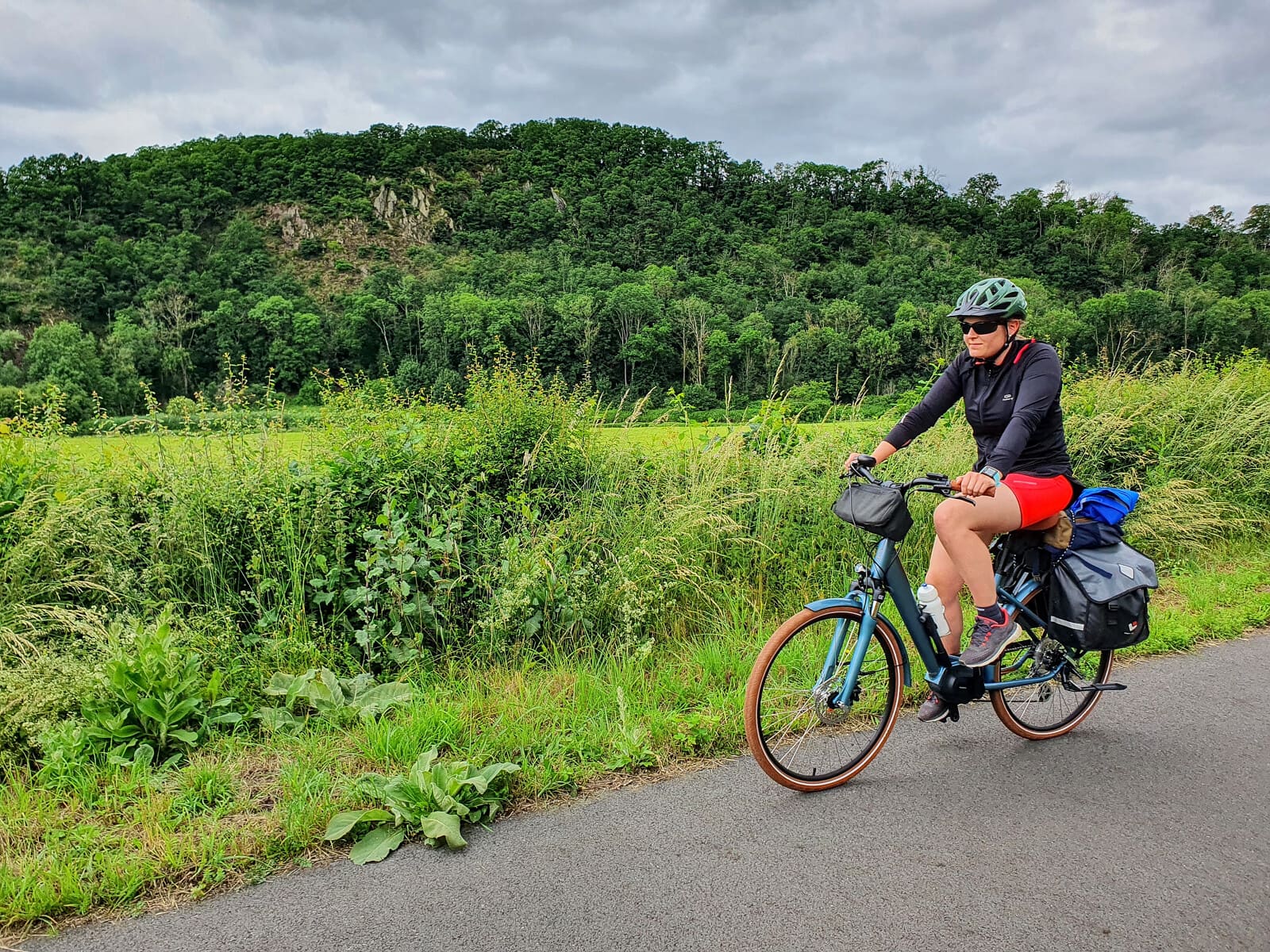 Cycliste équipée sur une voie verte au cœur de la campagne de Suisse Normande.
