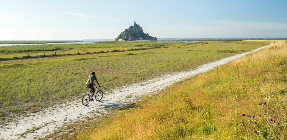 GR34 à vélo : Cycliste au Mont-Saint Michel