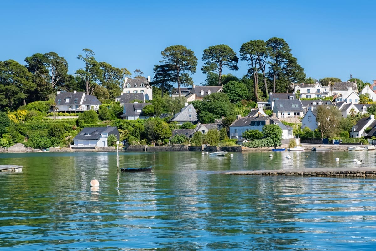 L'île aux moines vue près de l'eau
