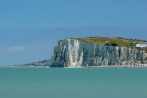 Falaises de craie du Cap Blanc-Nez surplombant la mer turquoise