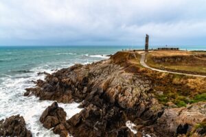 Pointe Saint-Mathieu en Bretagne, falaises rocheuses et vestiges face à l’océan