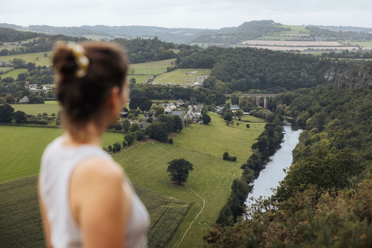 Randonneuse observant la vallée et le viaduc de Clécy en Suisse Normande en septembre