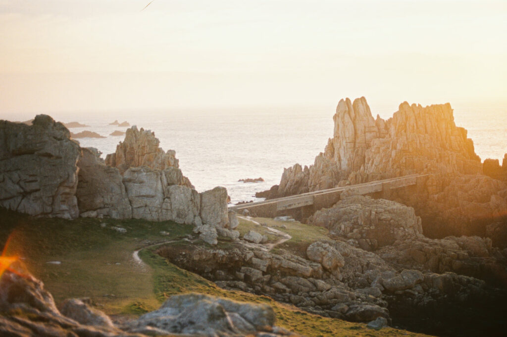 Falaises et rochers d’Ouessant baignés de lumière au coucher du soleil, Bretagne