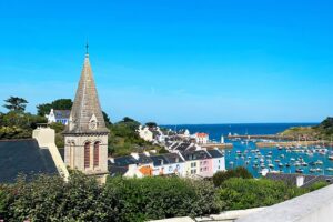 Vue sur le port de Sauzon à Belle-Île-en-Mer avec ses maisons colorées et ses bateaux