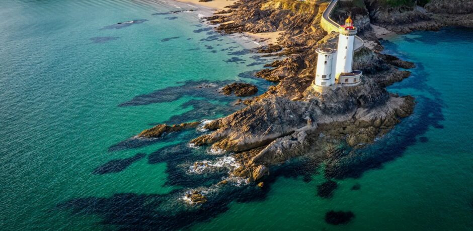 Vue aérienne du phare du Petit Minou à Plouzané, sur la côte bretonne, symbole du voyage sans voiture et de la découverte authentique de l’Ouest.
