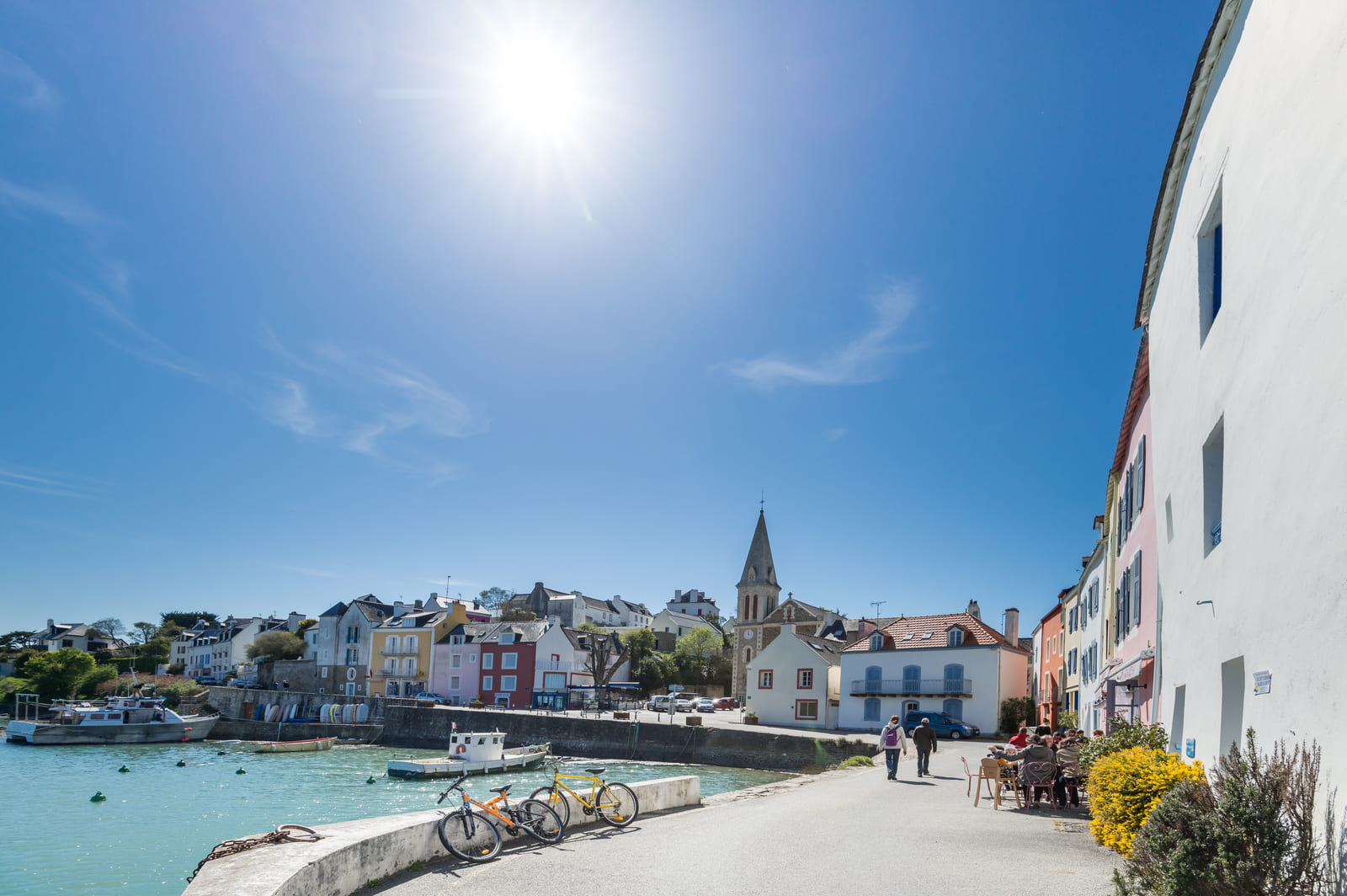 Promenade au port de Sauzon à Belle-Île-en-Mer, façades colorées et ambiance paisible