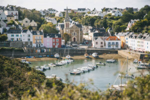 Vue d’ensemble du port de Sauzon et de ses maisons pastel à Belle-Île-en-Mer