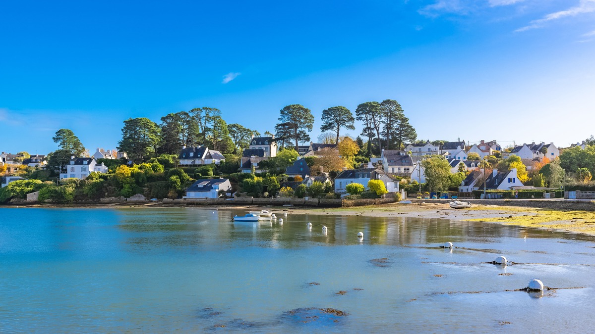 Maisons bretonnes au bord de l’eau sur l’île aux Moines, dans le golfe du Morbihan