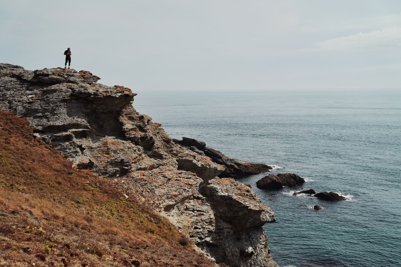 Randonneur sur les falaises de Belle-Île-en-Mer le long du GR340, Bretagne