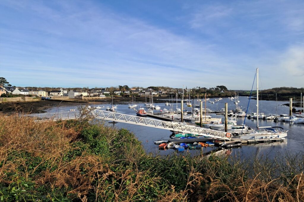 Voiliers et bateaux de pêche amarrés au port de l’Aber Ildut en Bretagne
