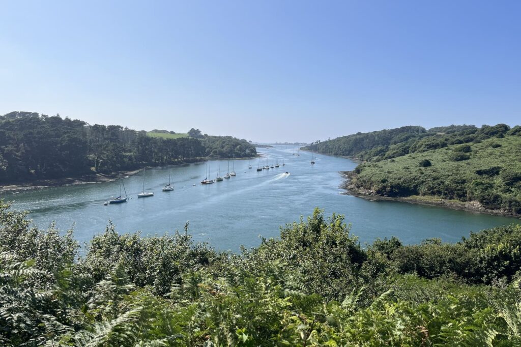 Voiliers au mouillage dans l’estuaire de l’Aber Wrac’h en Bretagne