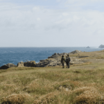 Groupe de randonneurs sur le sentier côtier d’Ouessant avec vue sur l’océan