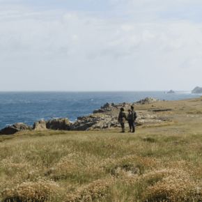 Groupe de randonneurs sur le sentier côtier d’Ouessant avec vue sur l’océan