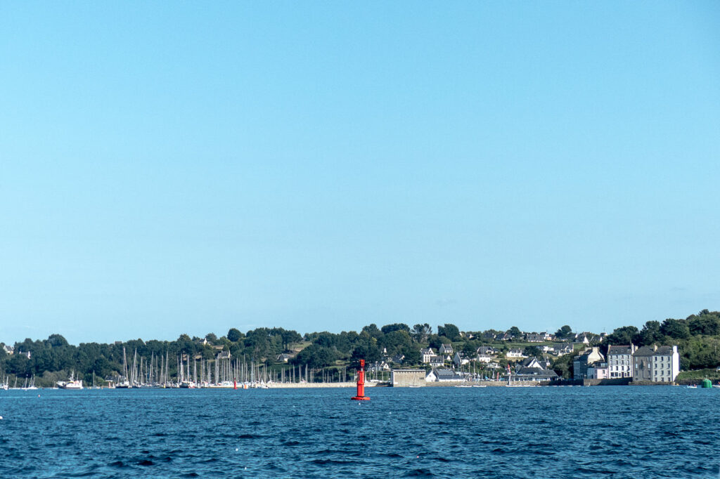 Voiliers et bateaux amarrés au port de l’Aber Wrac’h dans le Finistère
