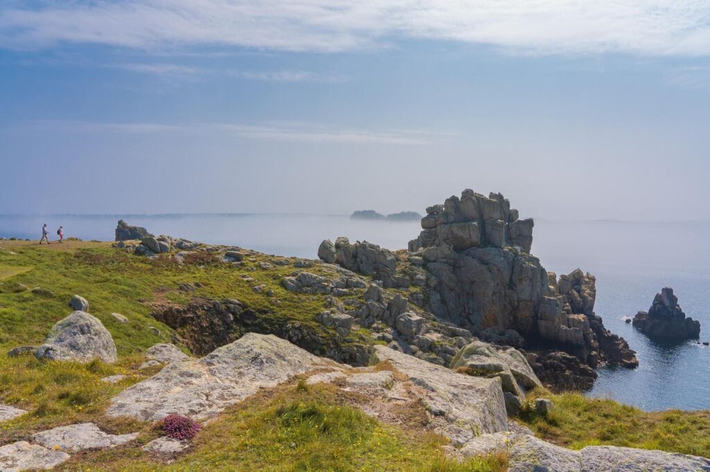 Paysage rocheux et brume sur le littoral de l’île d’Ouessant