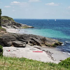 Plage et rochers de l’île de Groix avec mer turquoise, Bretagne Sud