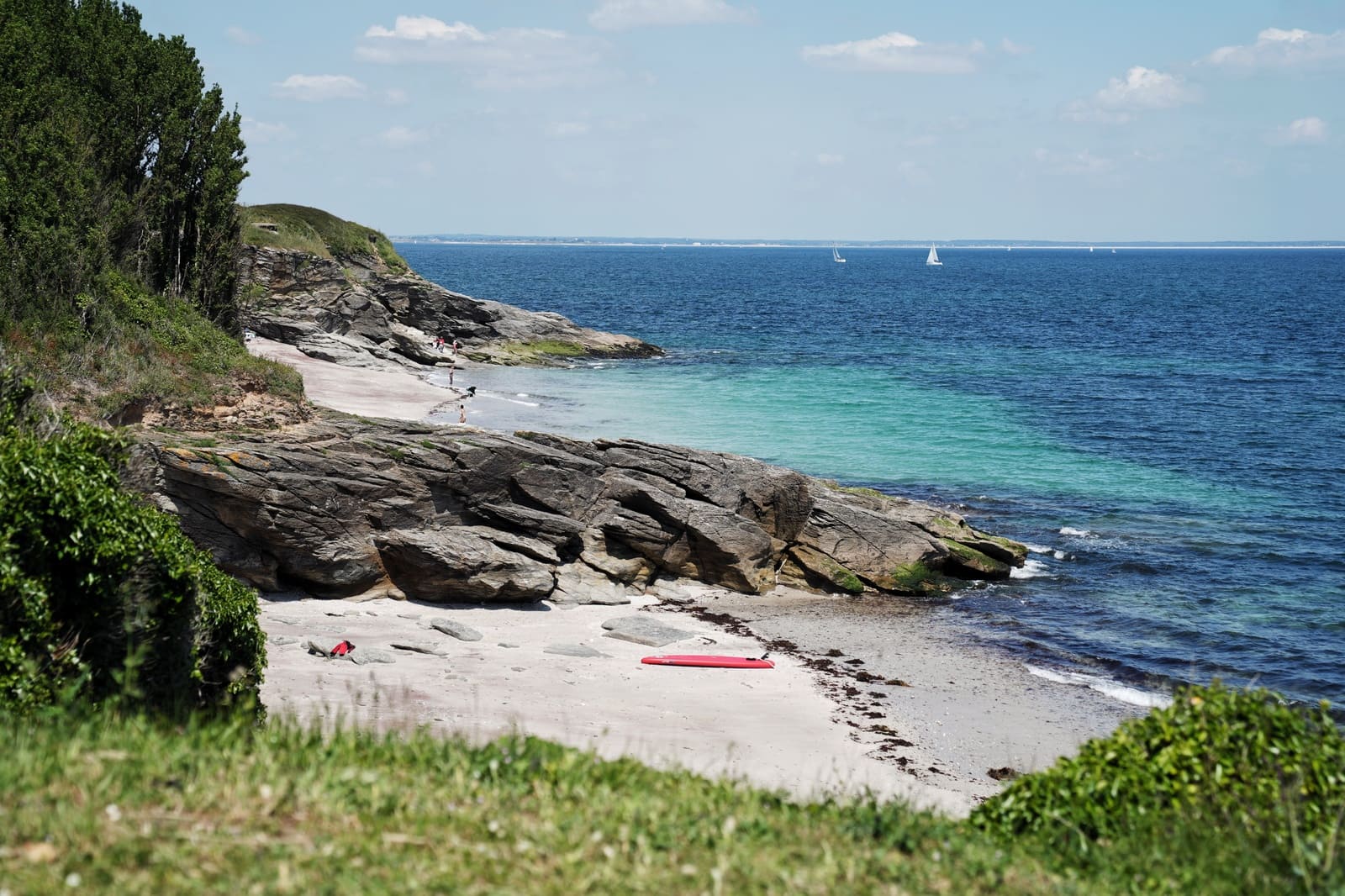 Plage et rochers de l’île de Groix avec mer turquoise, Bretagne Sud