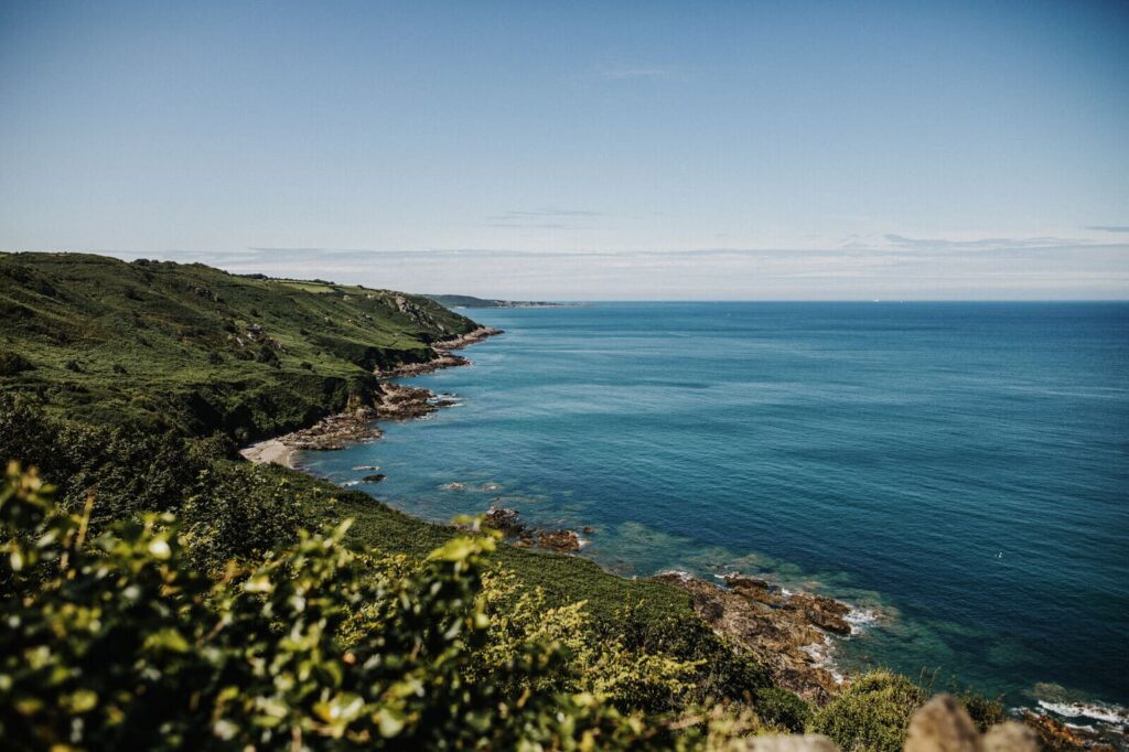 Côtes découpées et mer turquoise le long du Cotentin
