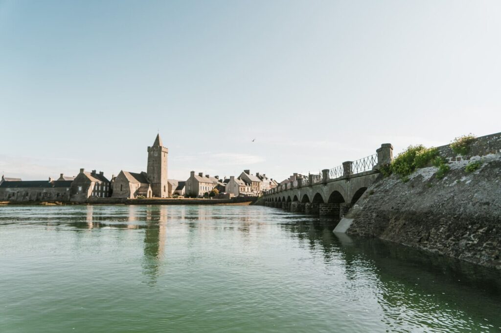 Vue sur Portbail et son pont aux treize arches