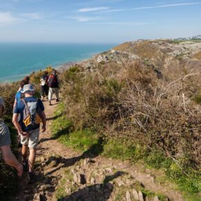 Groupe de randonneurs marchant sur le GR34 dans le Cotentin
