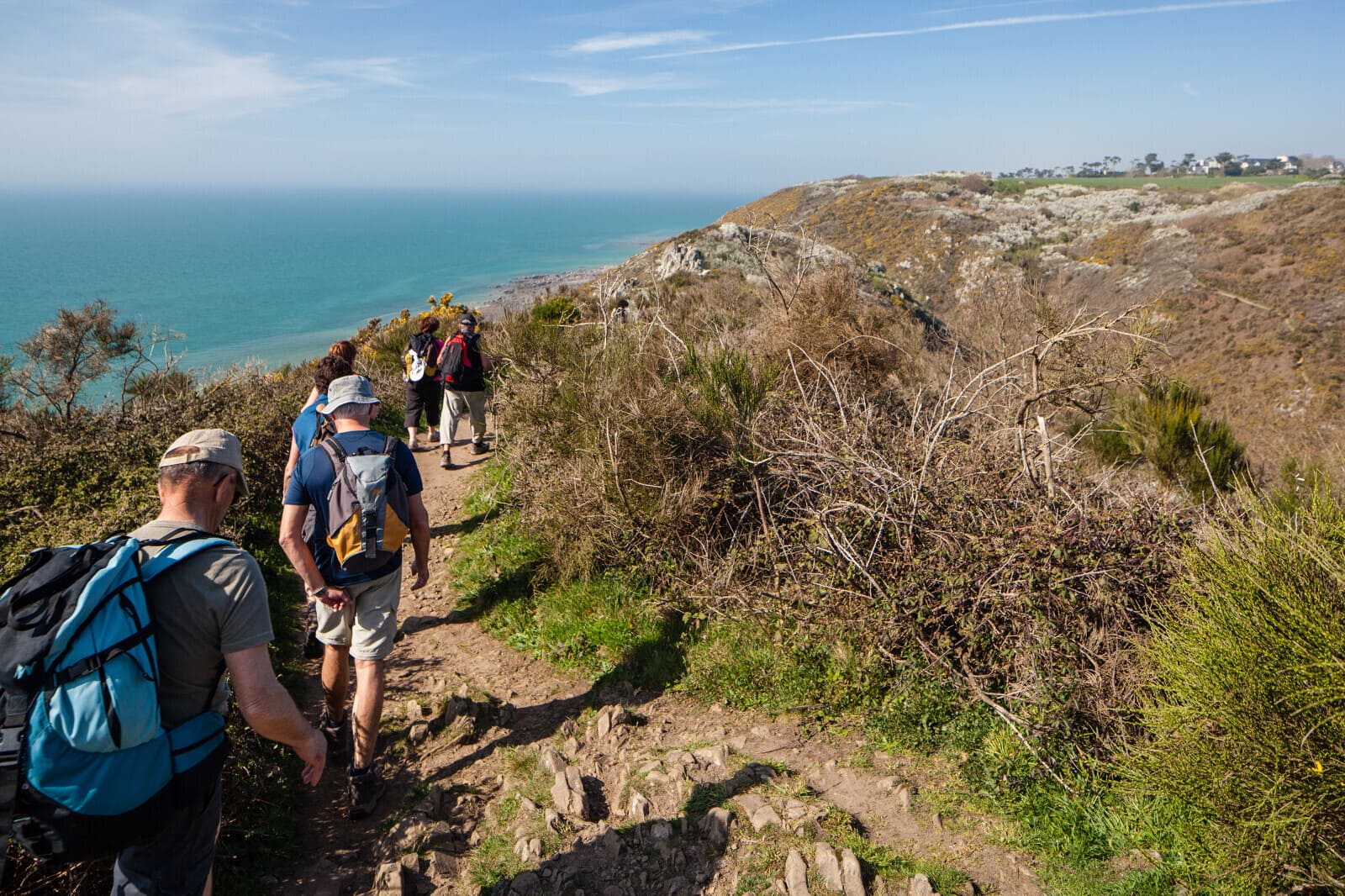 Groupe de randonneurs marchant sur le GR34 dans le Cotentin