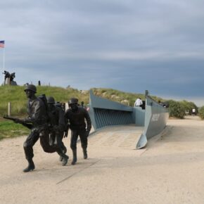 Statues de soldats américains sur Utah Beach avec drapeaux français et américain