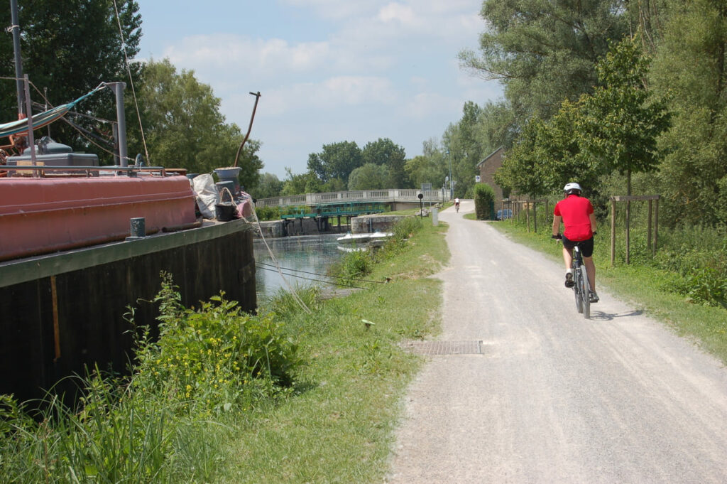 Cycliste le long du canal à Ailly-sur-Somme, sur un itinéraire de la Baie de Somme à vélo