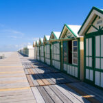 Cabines de plage en bois sur les galets de Cayeux-sur-Mer