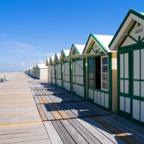 Cabines de plage en bois sur les galets de Cayeux-sur-Mer