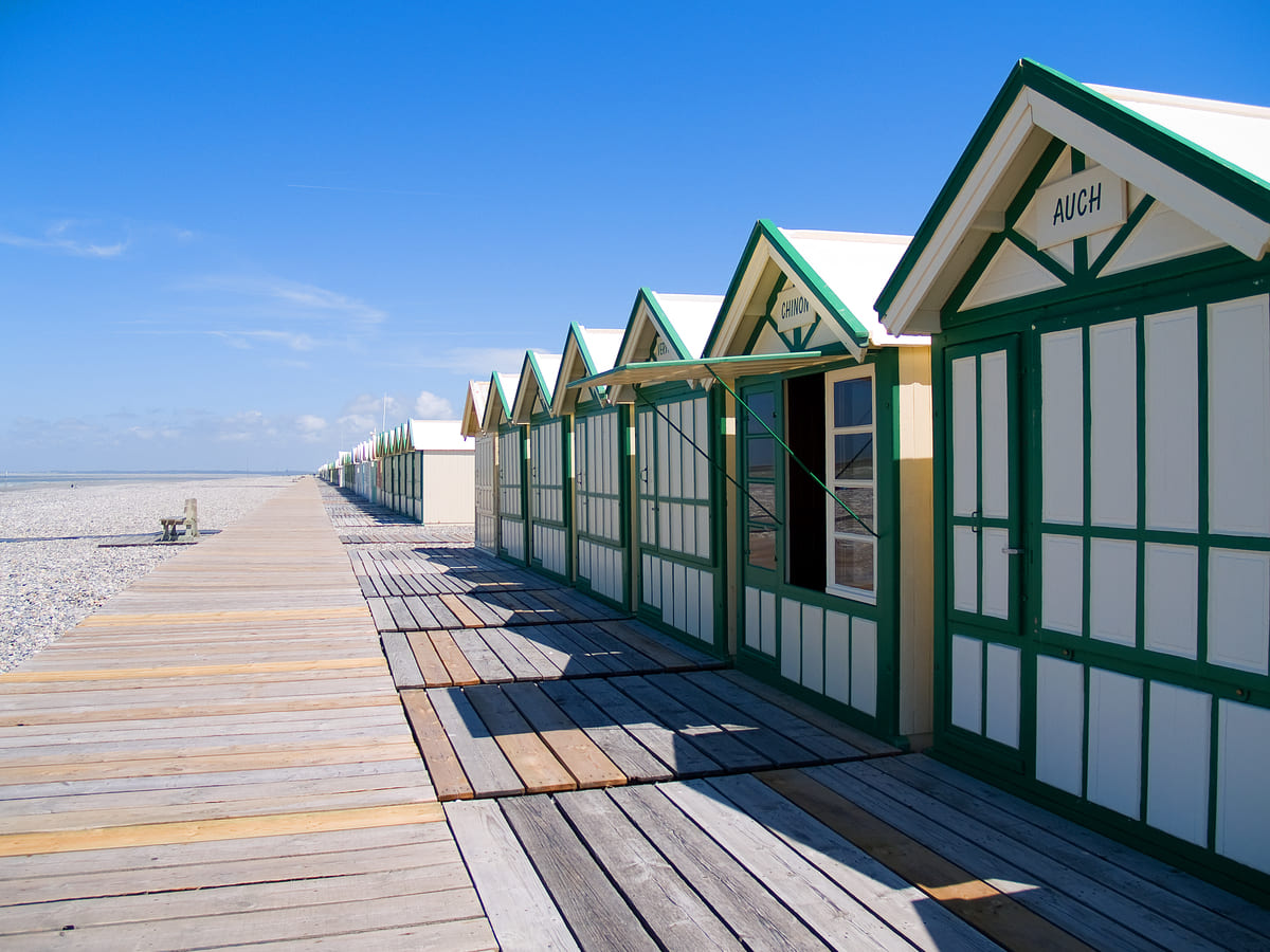 Cabines de plage en bois sur les galets de Cayeux-sur-Mer
