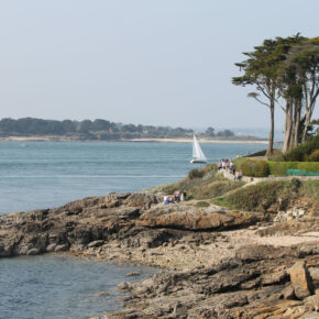 Randonneurs sur le sentier côtier d’Arzon face au Golfe du Morbihan