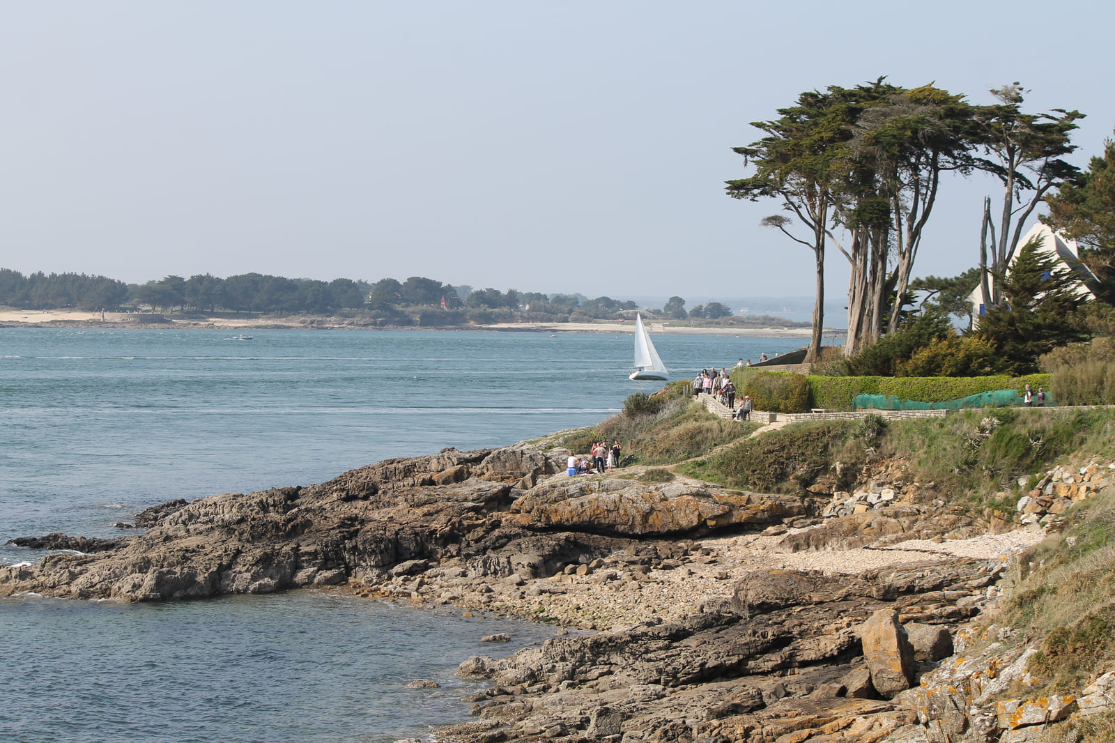 Randonneurs sur le sentier côtier d’Arzon face au Golfe du Morbihan