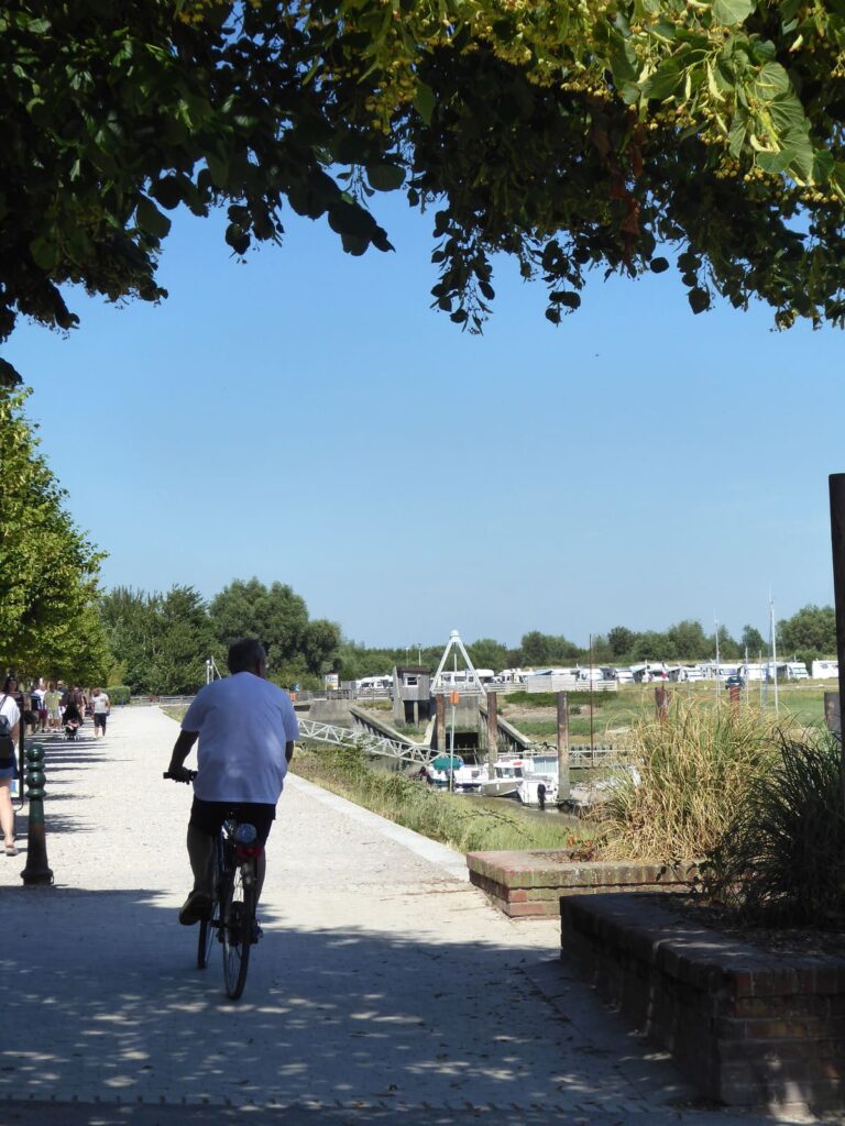 Cycliste à Le Crotoy en journée