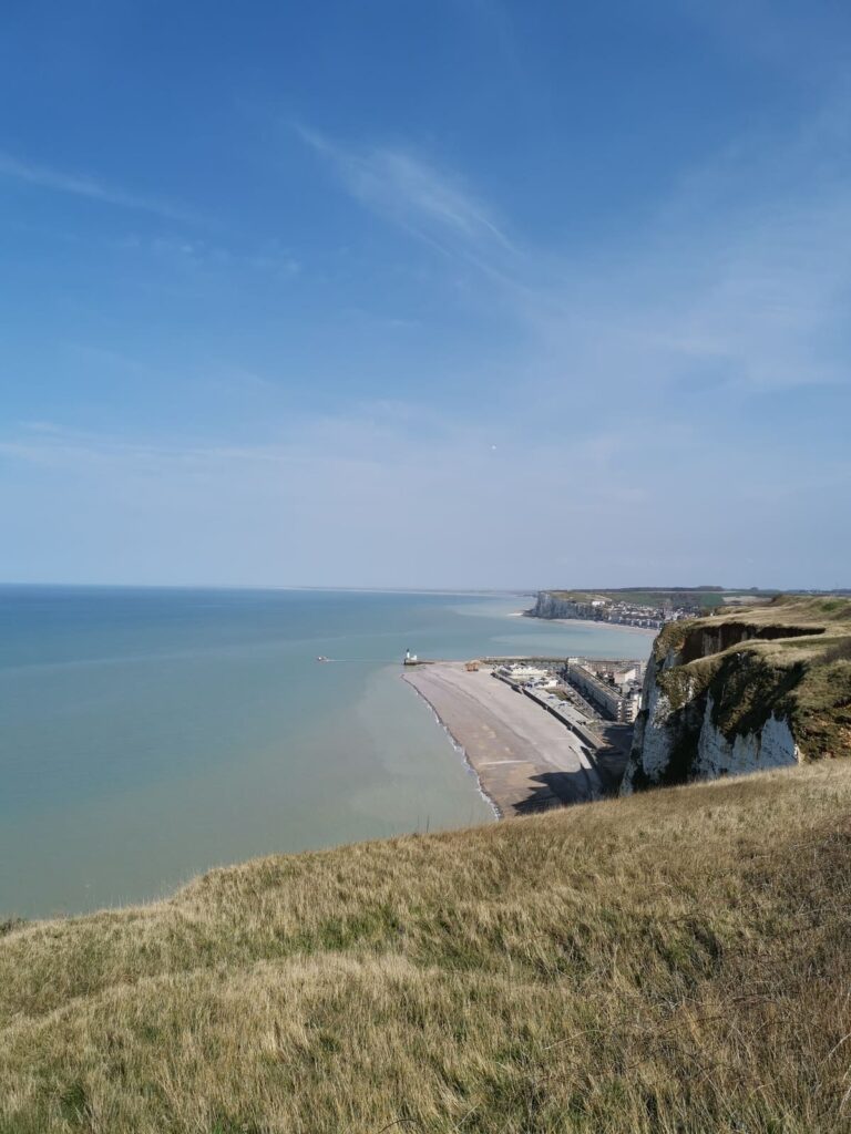 Vue panoramique sur les falaises et la plage de Mers-les-Bains