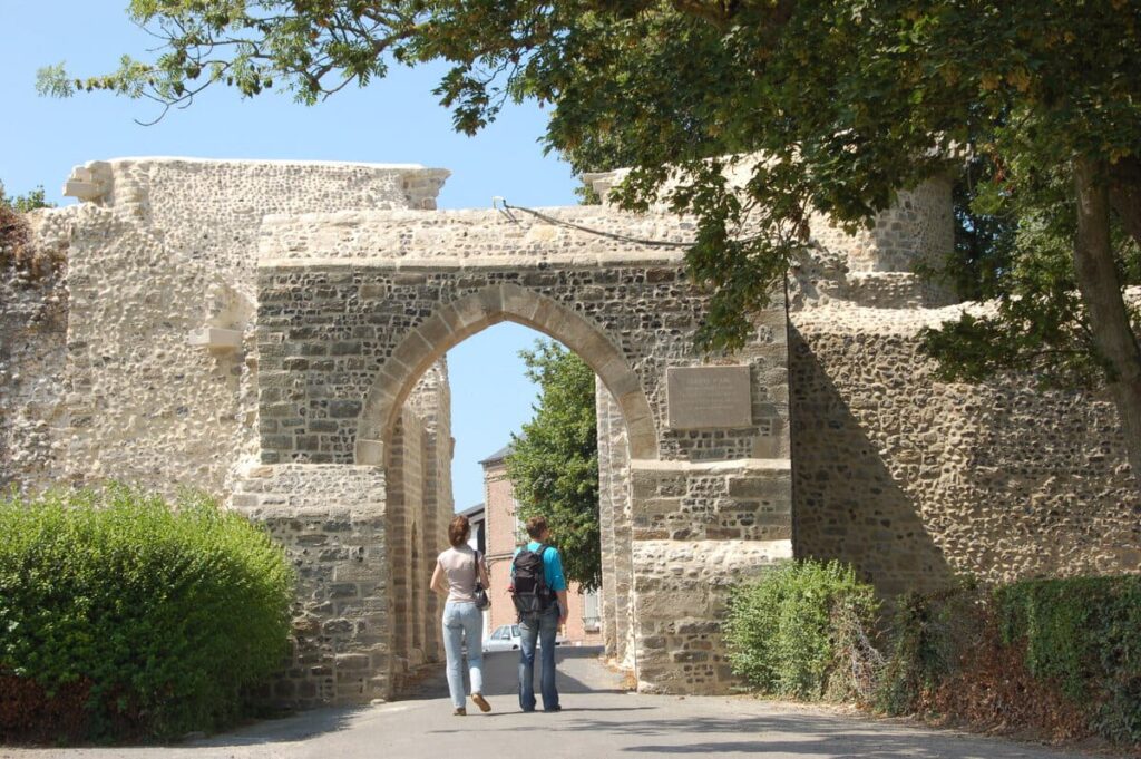 Couple passant sous la porte fortifiée de Saint-Valery-sur-Somme