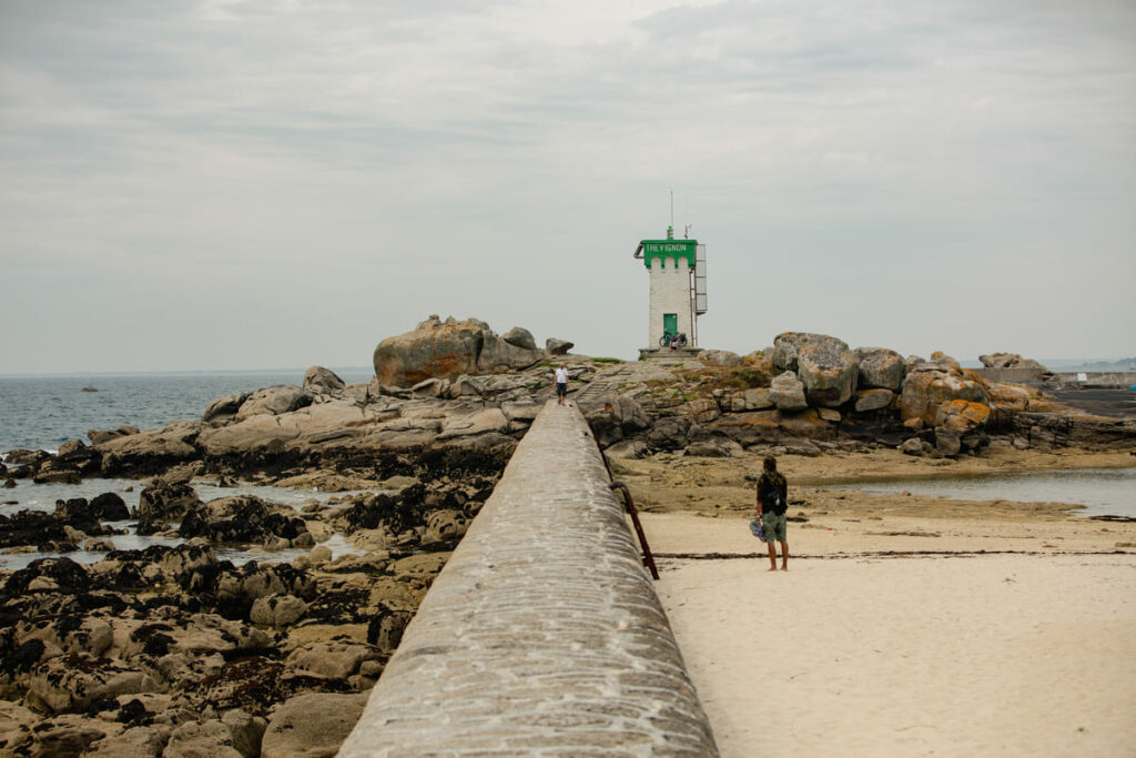 Jetée menant à un phare sur les rochers à Trévignon