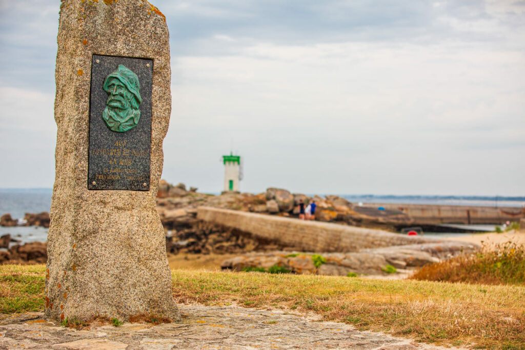Stèle hommage aux disparus en mer avec le phare de Trévignon en arrière-plan