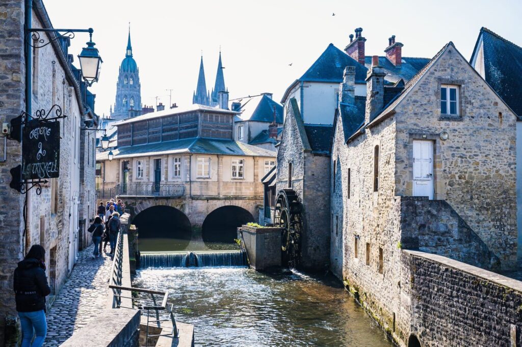 Centre historique de Bayeux avec sa cathédrale et son moulin sur l’Aure