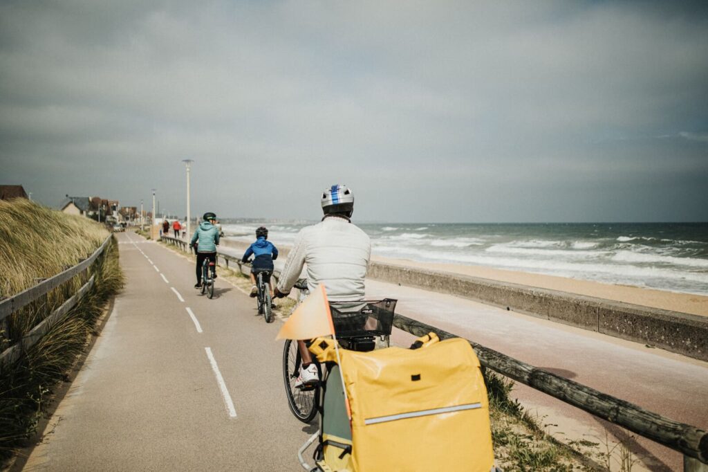 Famille à vélo le long de la Vélomaritime sur le littoral normand