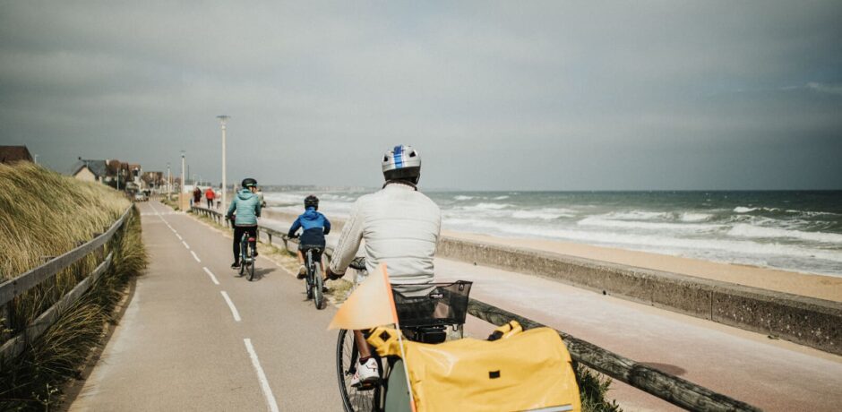 Famille à vélo le long de la Vélomaritime sur le littoral normand