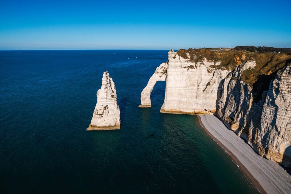 Randonnée sur le GR21 entre Dieppe et Étretat, vue sur l’Aiguille Creuse et l’arche emblématique de la Côte d’Albâtre.