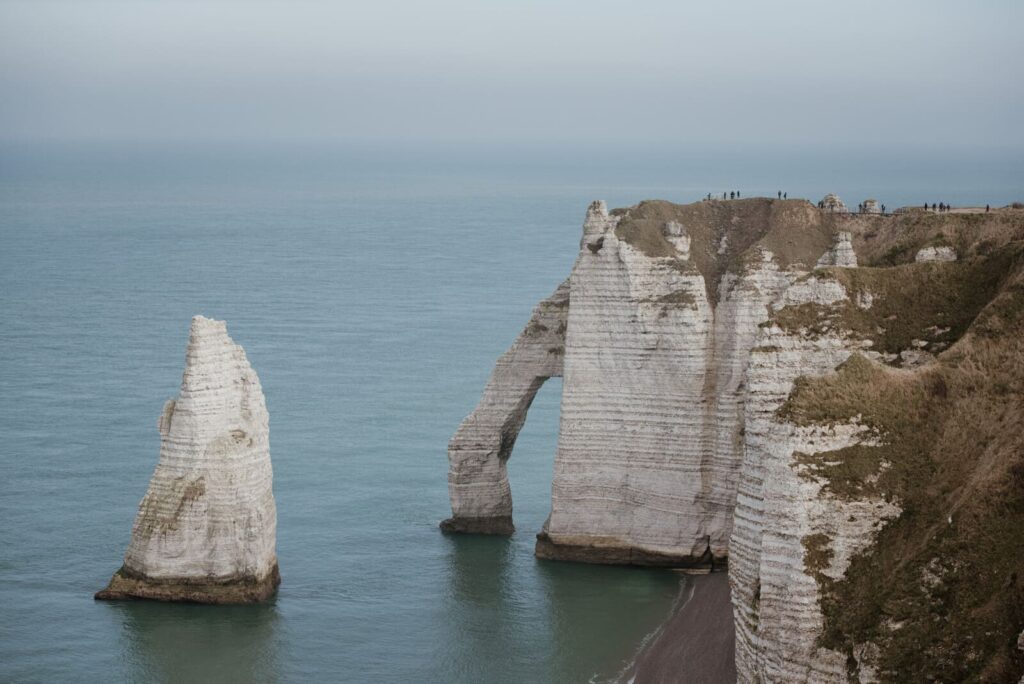 Vue automnale sur les falaises d’Étretat et l’Aiguille Creuse en Normandie, sur le tracé du GR21.