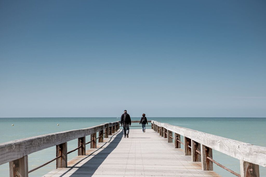 Jetée en bois s’avançant dans la Manche à Veules-les-Roses, village pittoresque sur la Côte d’Albâtre.