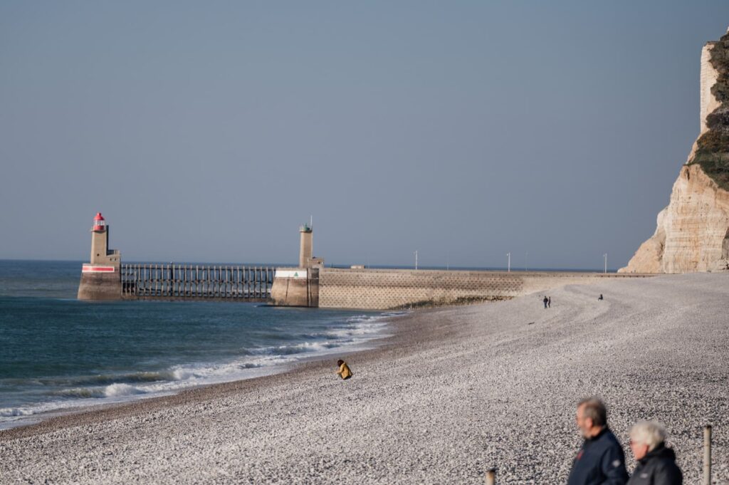 Phare et jetée de Fécamp en Normandie, sur le parcours de randonnée entre Dieppe et Étretat.