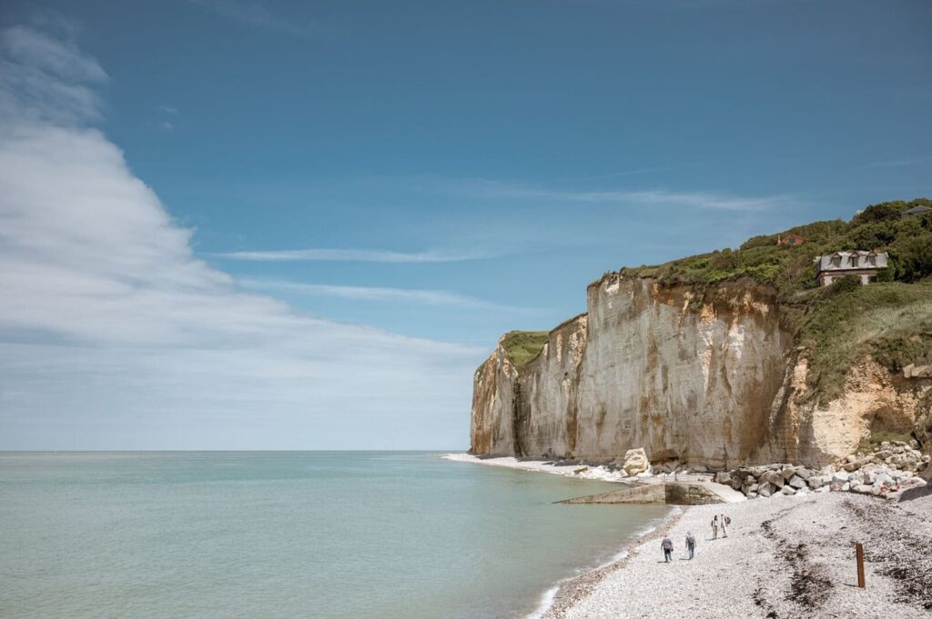 Plage et falaises de Saint-Pierre-en-Port sur la Côte d’Albâtre, randonnée du GR21.