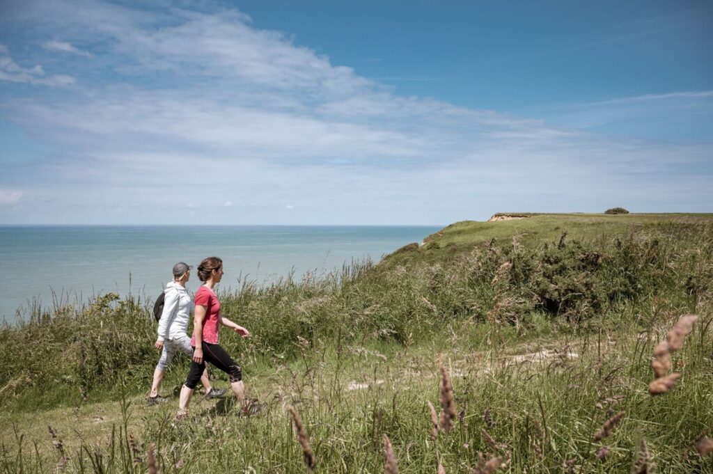 Randonneurs sur les falaises de Saint-Pierre-en-Port, Côte d’Albâtre en Normandie.