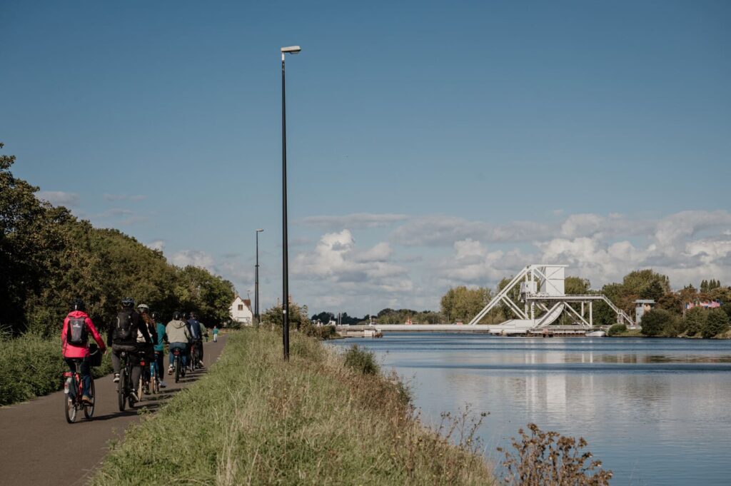 Passage à vélo près du Pegasus Bridge en Normandie