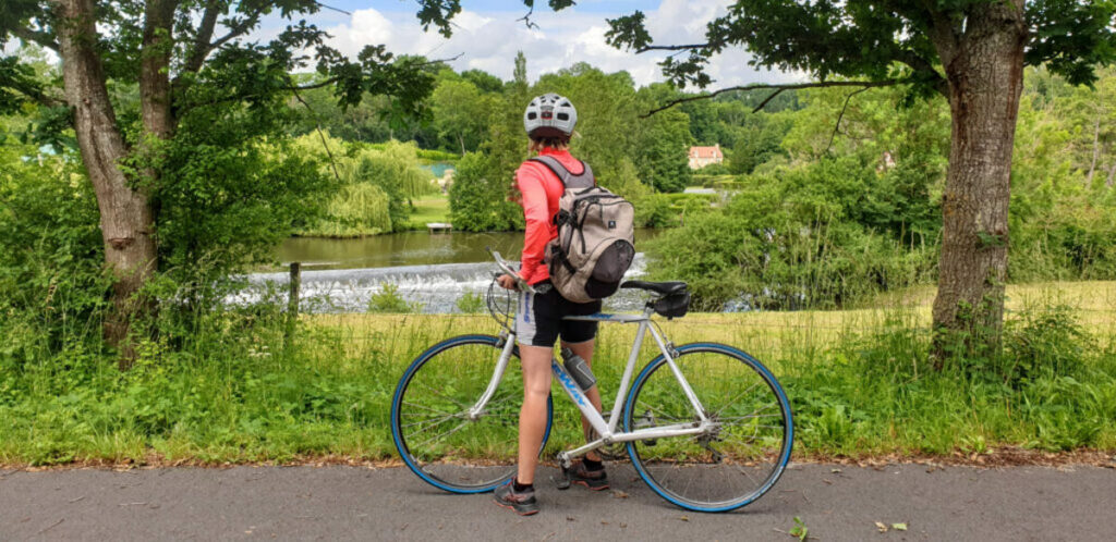 Pause vélo face à la rivière Orne en Suisse Normande