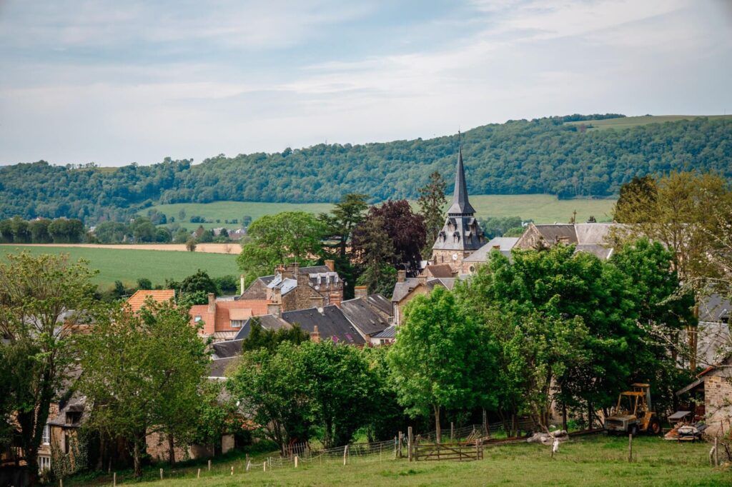 Village typique de la Suisse normande entouré de collines, Clécy
