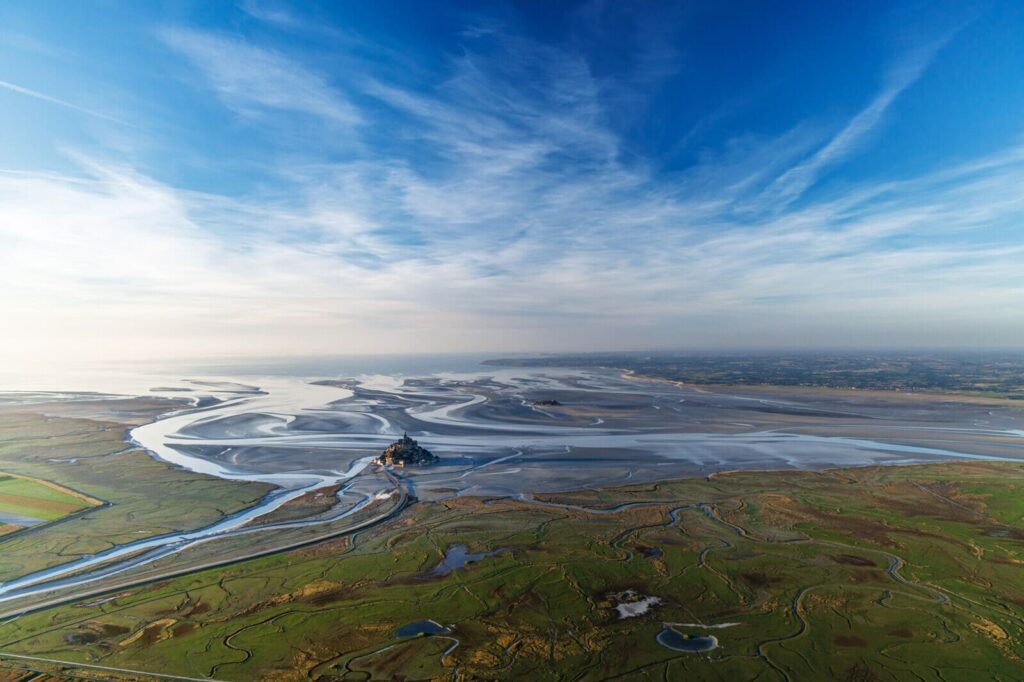 Panorama aérien de la Baie du Mont Saint-Michel avec ses chenaux et ses îlots